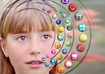 Grafika promująca kurs. Zdjęcie twarzy nastolatki, otoczonej przez symbole różnych aplikacji: społecznościowych, informacyjnych, zakupowych, nawigacyjnych, filmowych, muzycznych.